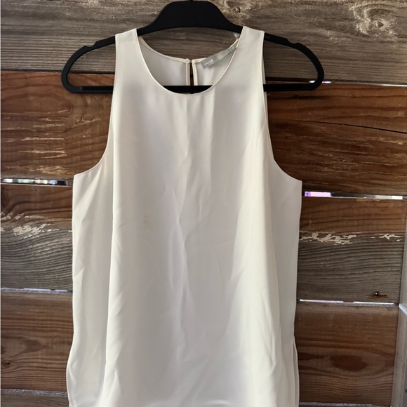 Elegant White Sleeveless Top - Picture 1 of 3